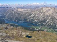 Links reicht der Blick bis weit über den Lej da Segl hinaus